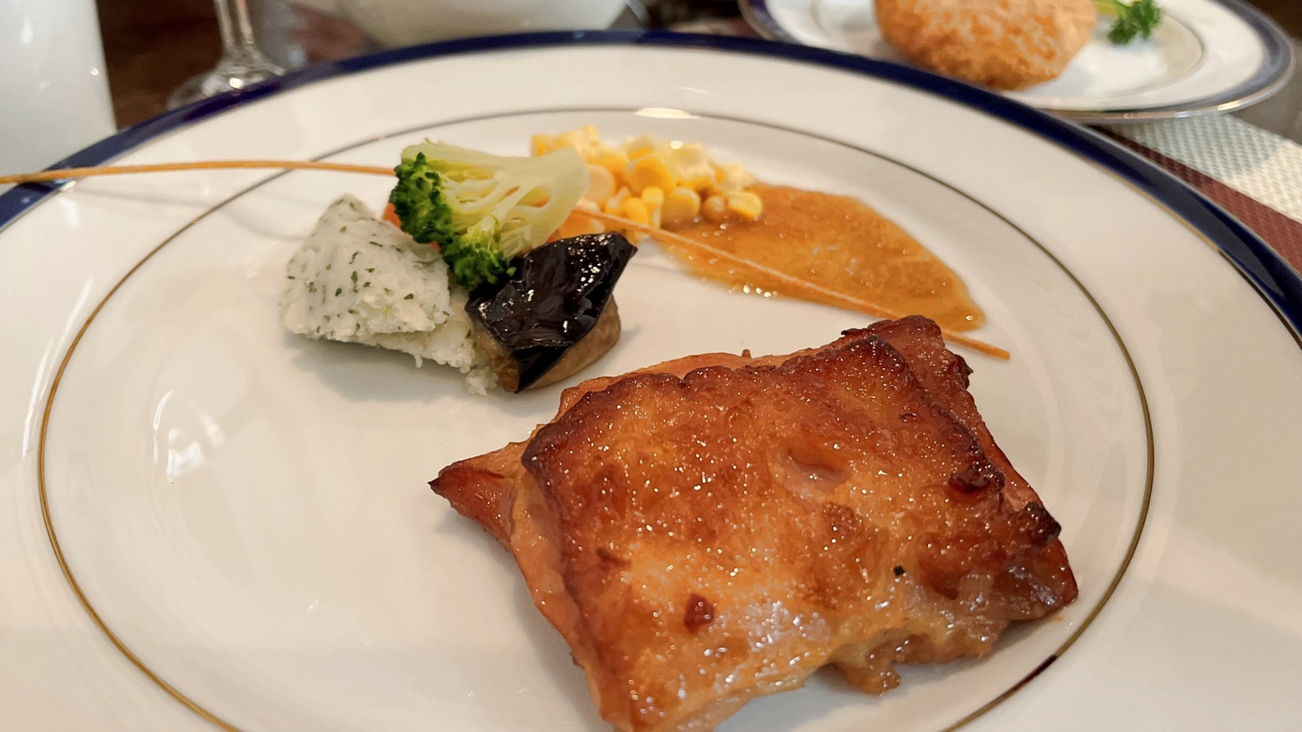 *【夕食例】越後もち豚など、地元食材の和洋折衷料理！カレー（又はハヤシライス等）はおかわり自由！