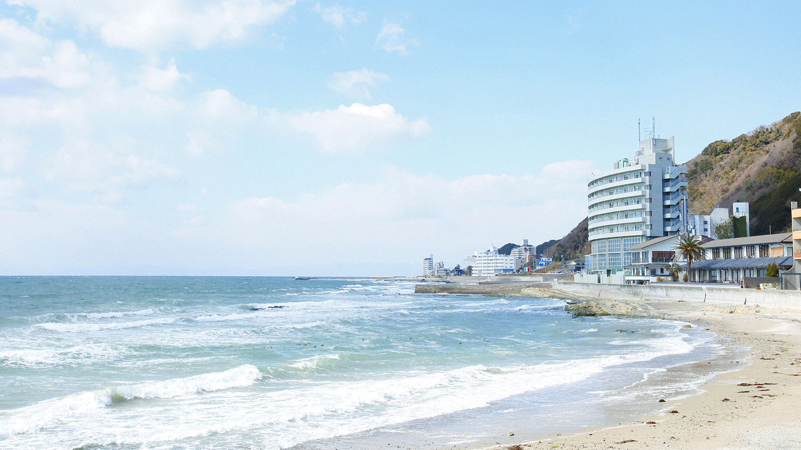 【当館と海岸】知多半島の西海岸、伊勢湾を望む内海（うつみ）の地にございます