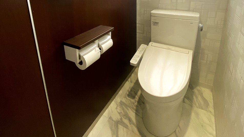 *共用トイレ/館内の一部共有トイレを改装いたしました。洗浄機能付の温便座です！