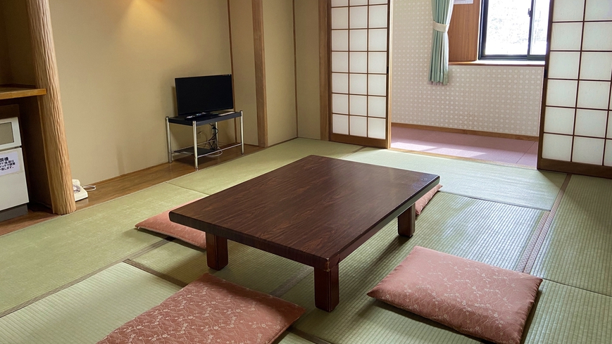 *和室一例/バストイレ付とトイレ付のお部屋がございます。畳のお部屋で足を伸ばしてのんびり…;