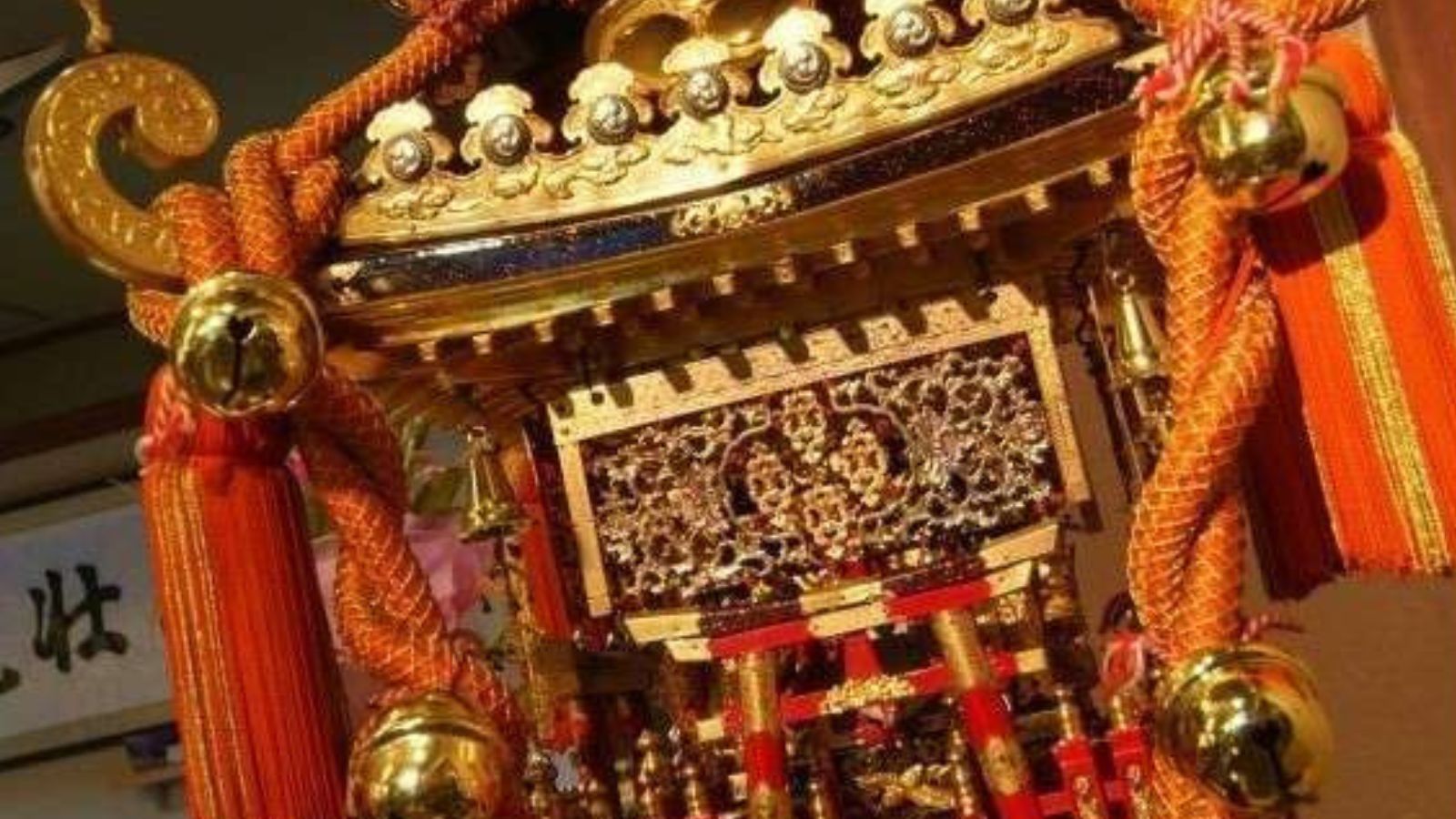 温泉神社の御霊を祀った子供神輿。