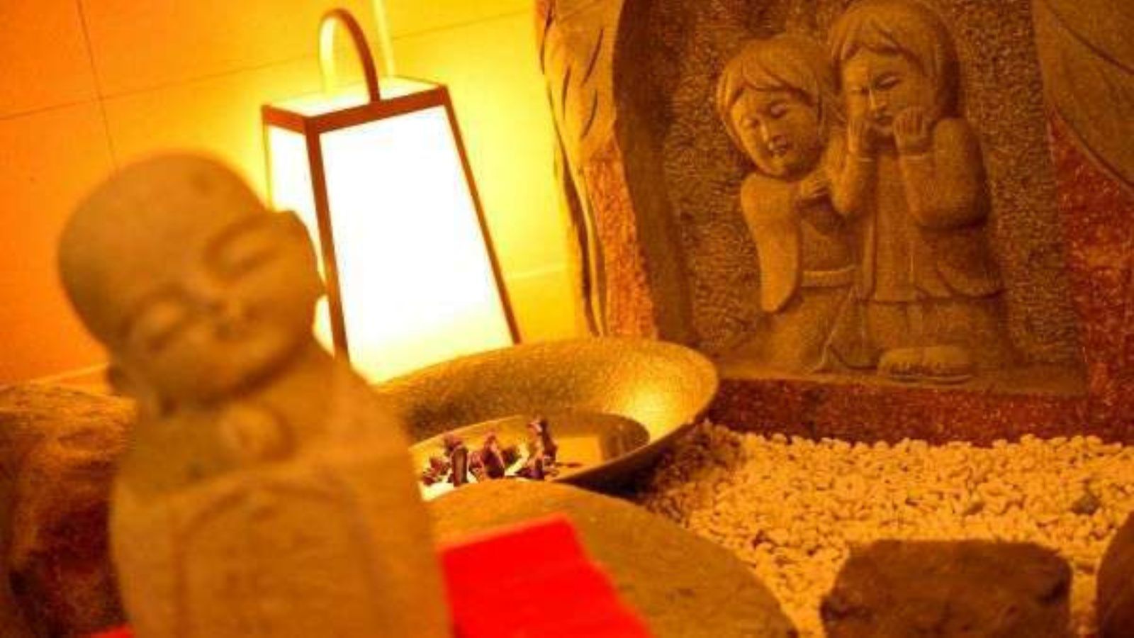 道祖神旅人の安全を見守る神様です。