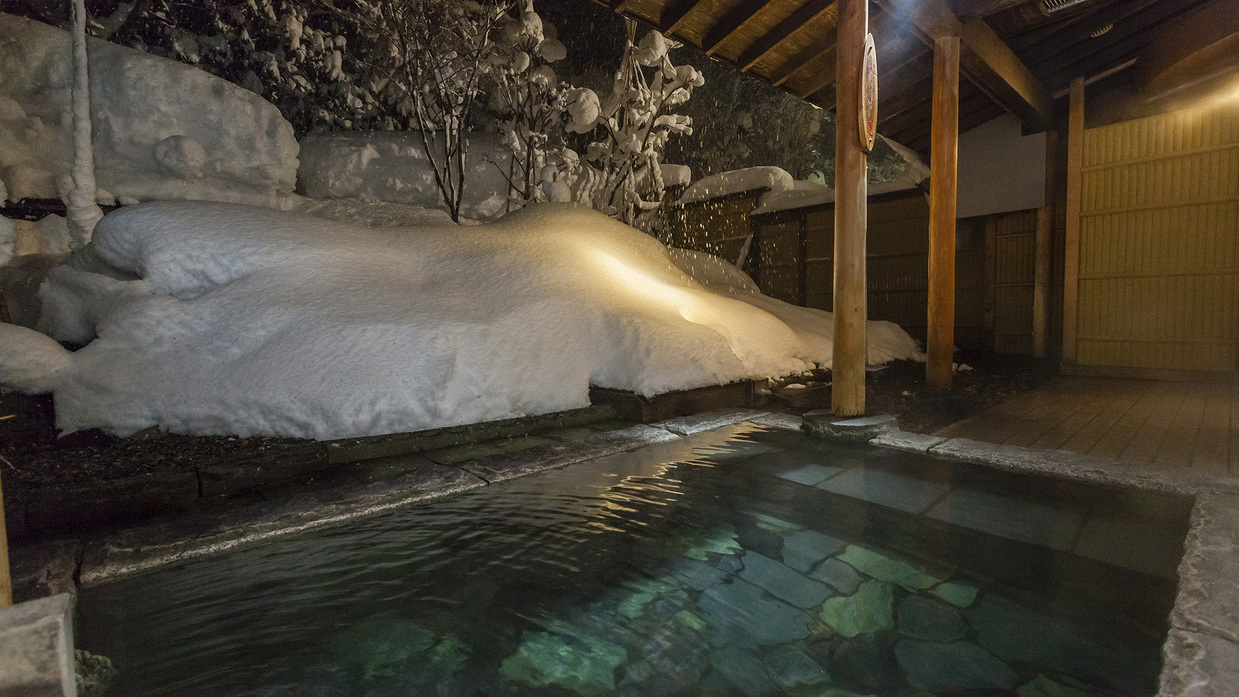 冬大浴場露天風呂(3名様程が丁度よい広さとなっております)