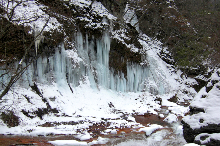 冬の横谷峡名物「氷瀑」は、滝が凍ります。