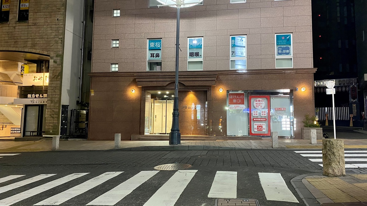 赤坂見附駅からの道順7：つき当たりを左折します。