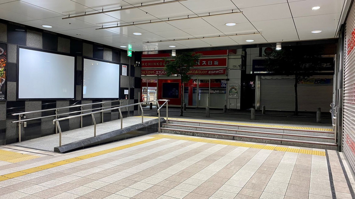 赤坂見附駅からの道順3：エスカレーターを降りたら右折し、スロープが見える方向にお進みください。