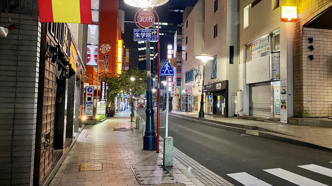 赤坂見附駅からの道順8：30ｍほど直進した左手にホテル入口がございます。