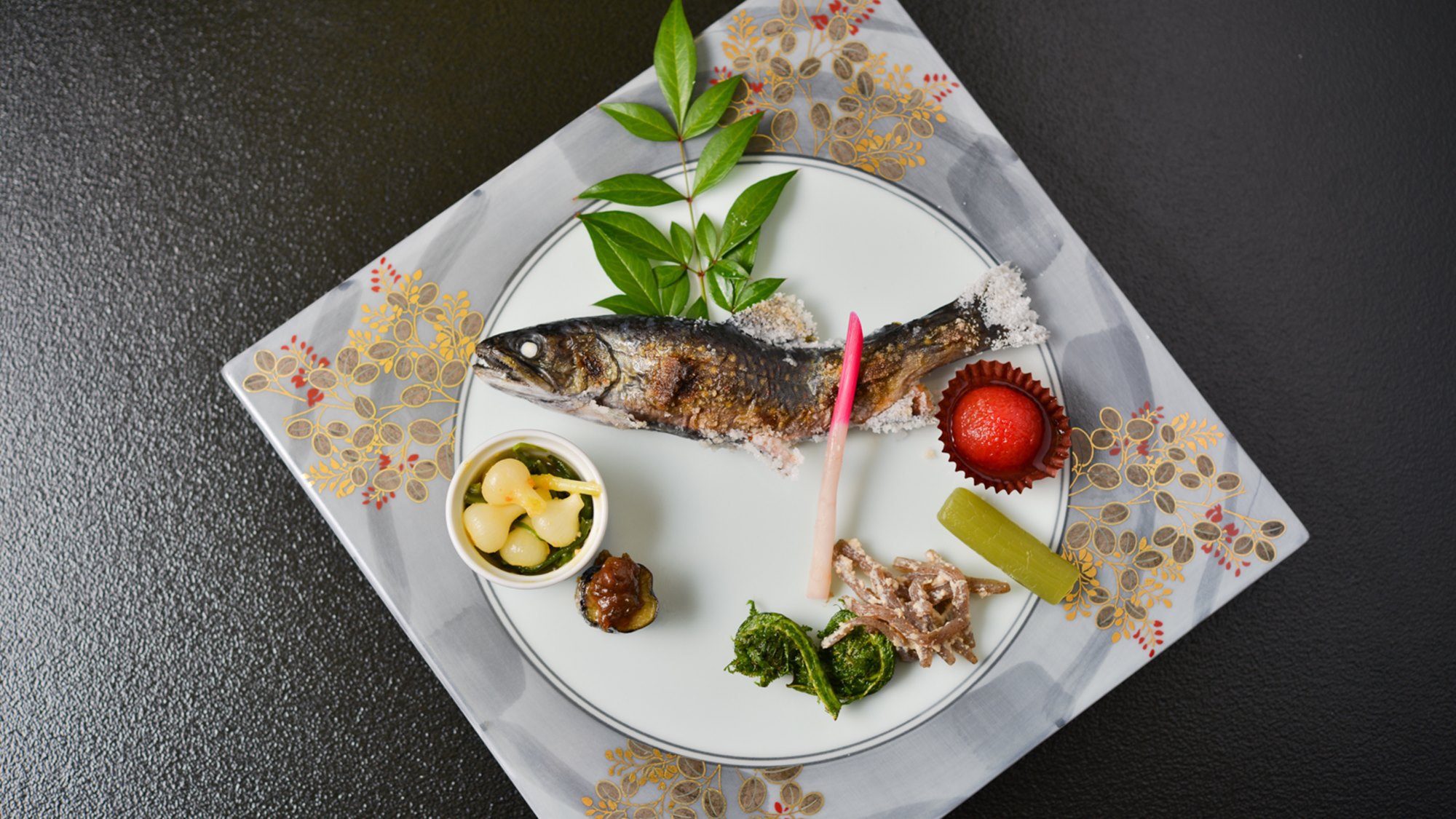 *夕食一例／旬の川魚や山菜など、地場産の食材を使った山里の自然の恵みをご堪能ください。