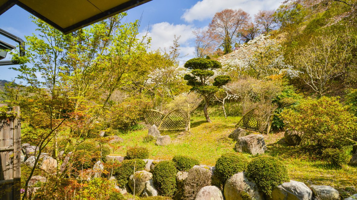 *【1階温泉露天風呂付き特別室鳳れん】お部屋からは里山の草花をご覧いただけます。