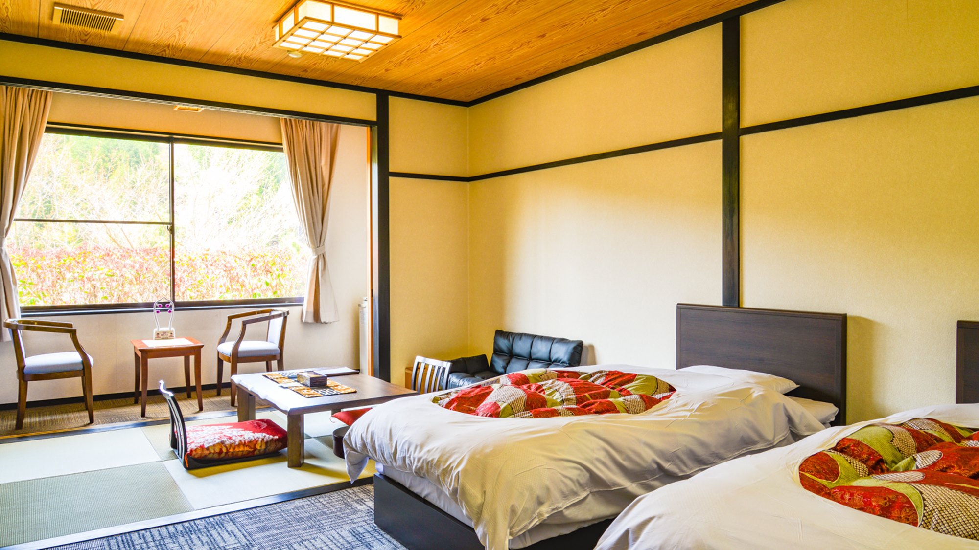 *【和洋室ツイン】お部屋の窓からは、四季を通じて、南信州千代の山里風景をお楽しみ頂けます。
