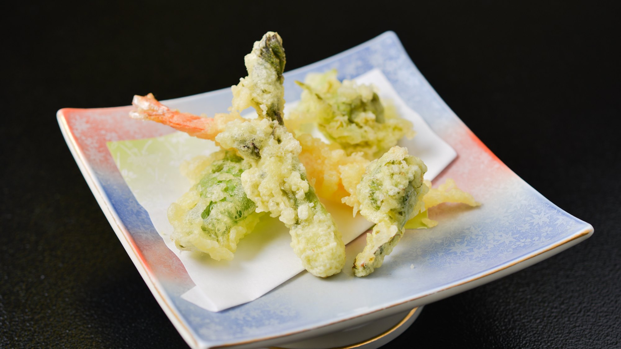 *夕食一例／春は山菜の天ぷらなど、季節に合わせて旬の食材をお出しします。