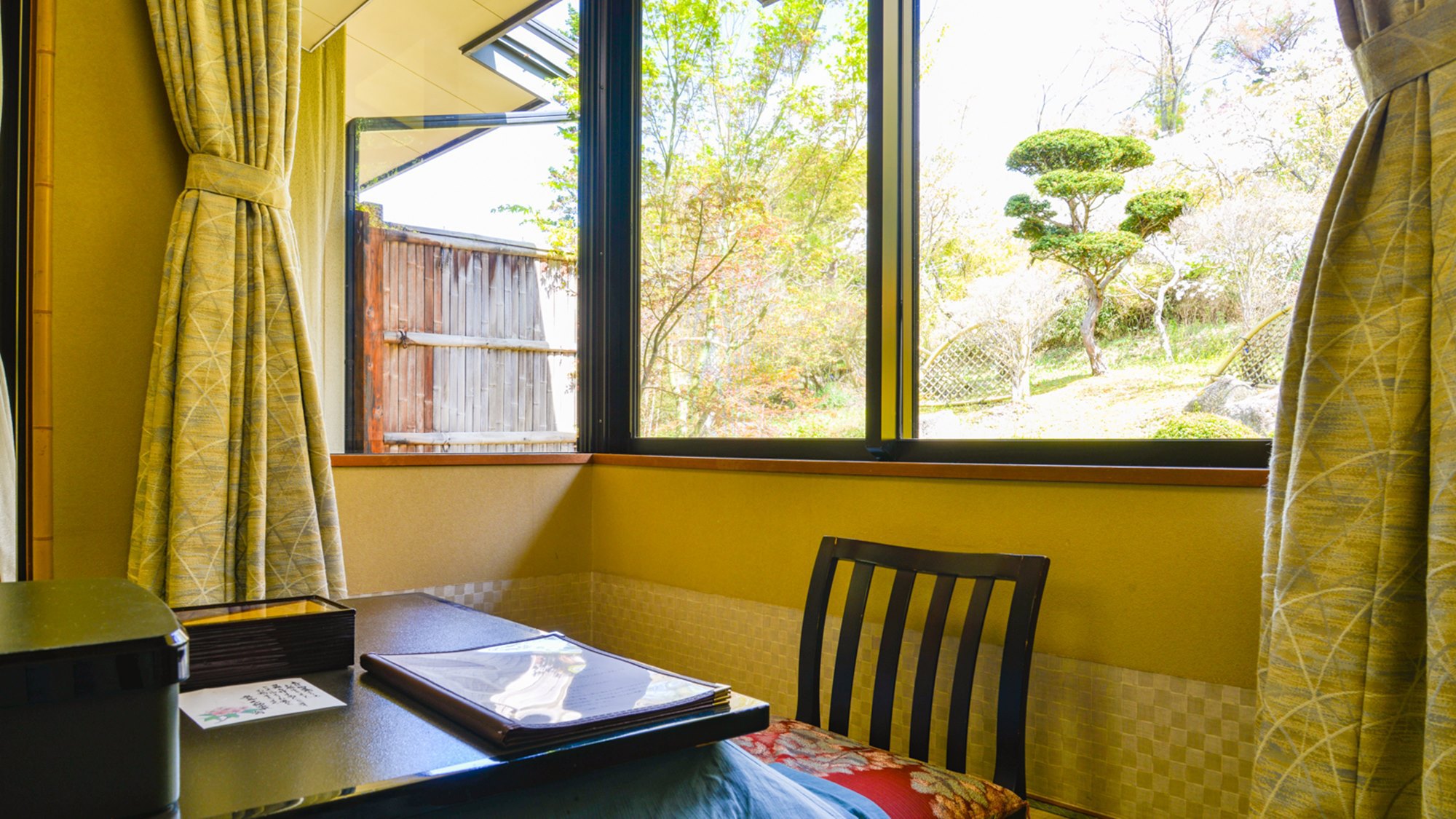 *【1階花舞樹の館／掘りごたつ付】お部屋からは里山の草花をご覧いただけます。