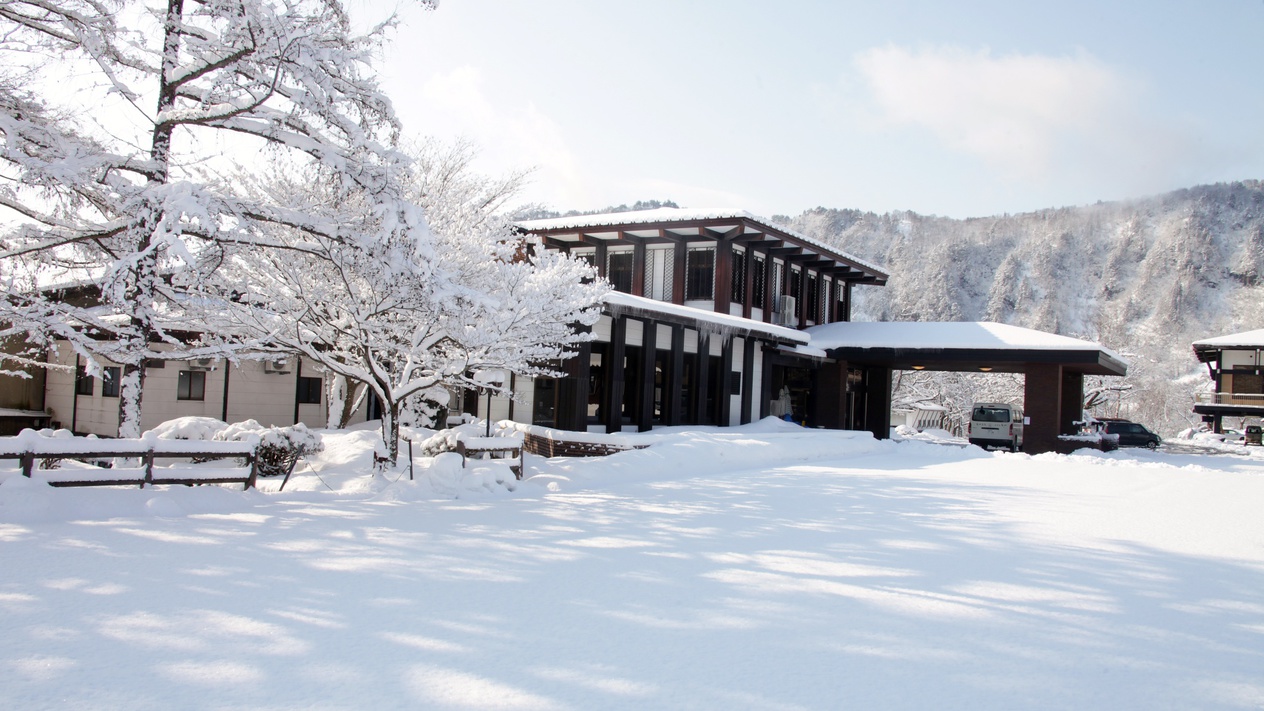 【ホテル外観】冬の雪景色