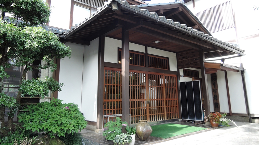 *【外観】日本庭園・和風建築の家庭的な旅館