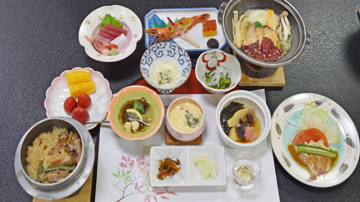 *【夕食一例】四季折々の旬の食材が並ぶあたたかい和会席