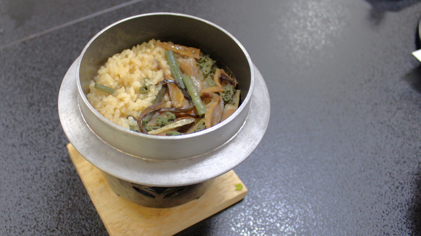 *【夕食一例】季節の食材を使用した、おこげまで美味しい釜飯。