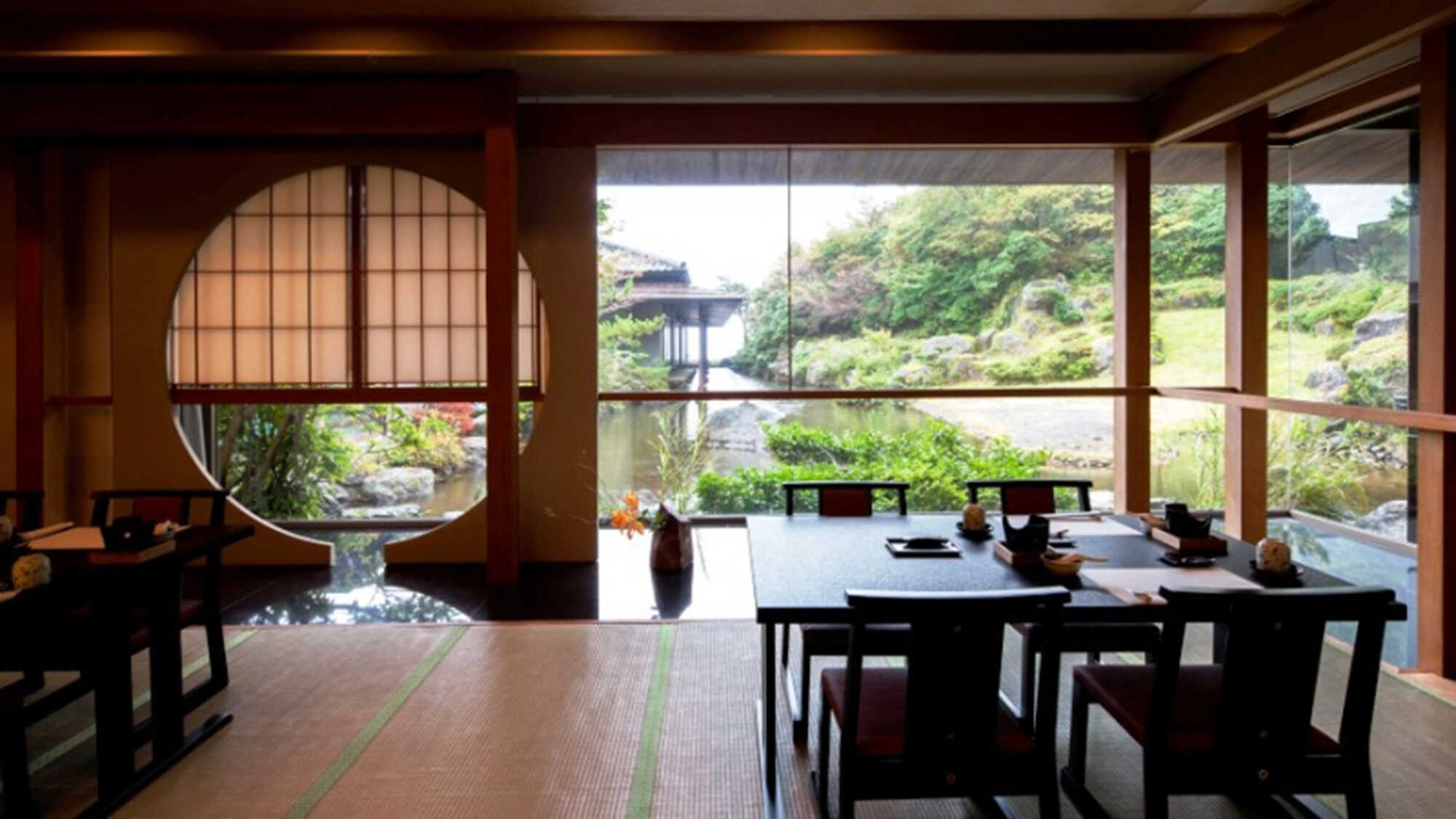 日本庭園の景色が広がる開放感あるお食事処。