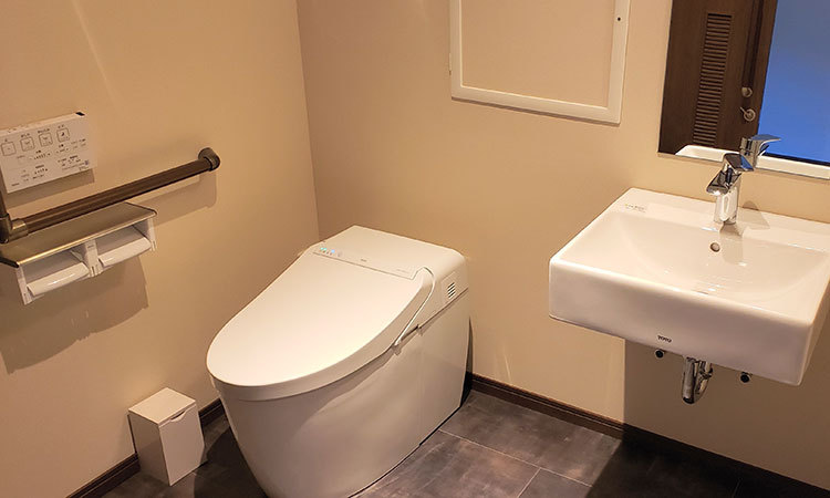 本館洋室の手すり付トイレ