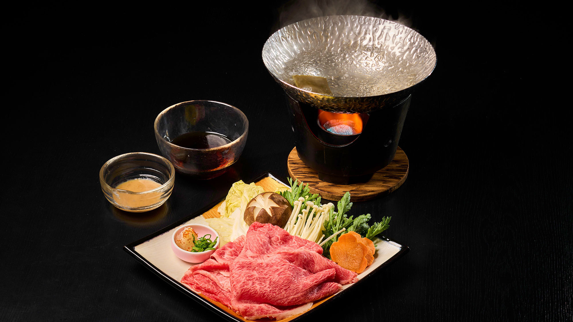 ・【お食事：松阪牛しゃぶしゃぶ】肉の甘みをしっとりと楽しめるしゃぶしゃぶお野菜とともにどうぞ