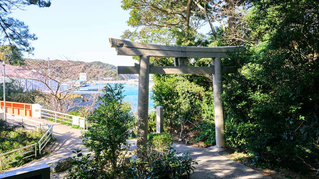 ・【周辺】答志島のすぐ沖合にある八幡神社境内からは鳥居越しに伊勢湾を望むことができます