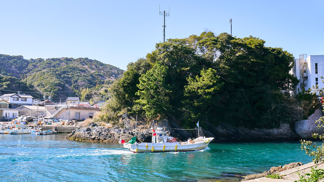 ・【周辺】答志東漁港のどかな海に船のエンジン音が響きます