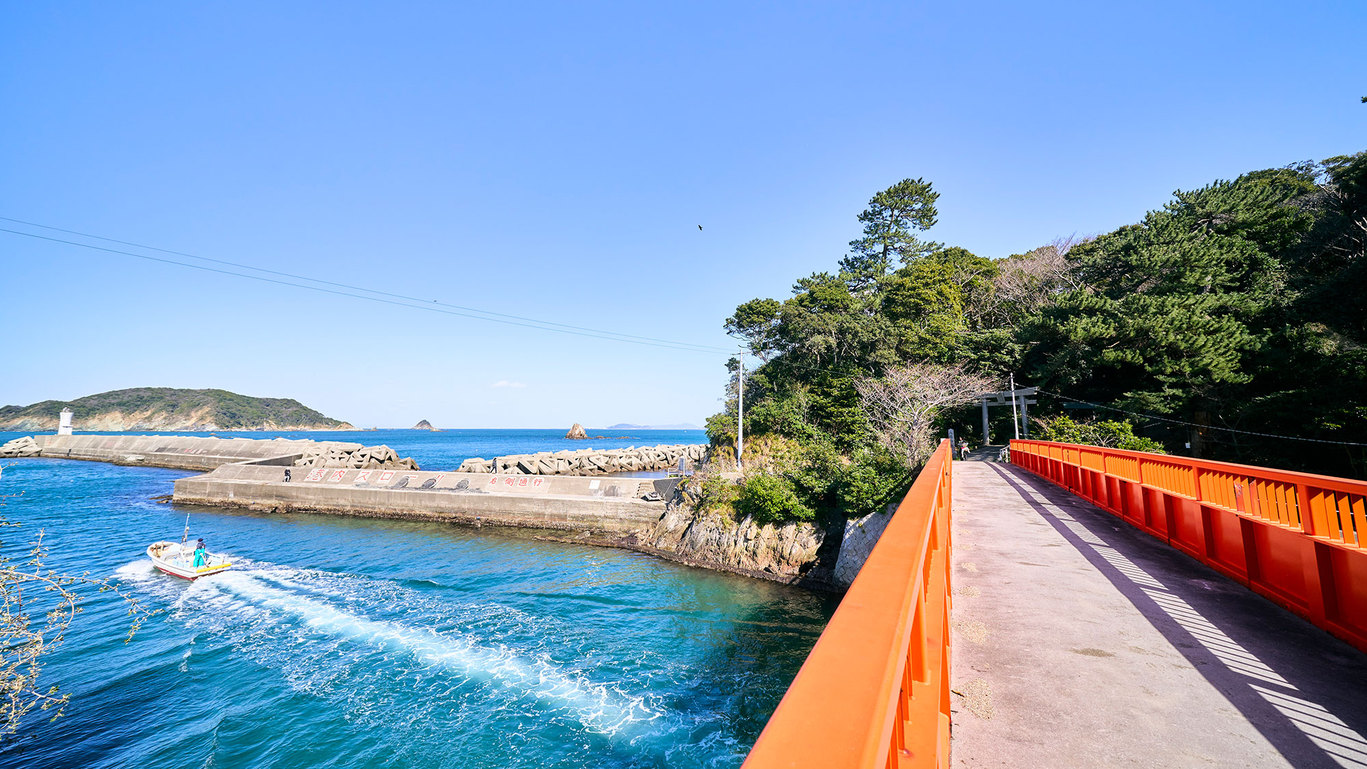 ・【周辺】答志島のすぐ沖合にある八幡神社朱色の橋を渡って参拝できます
