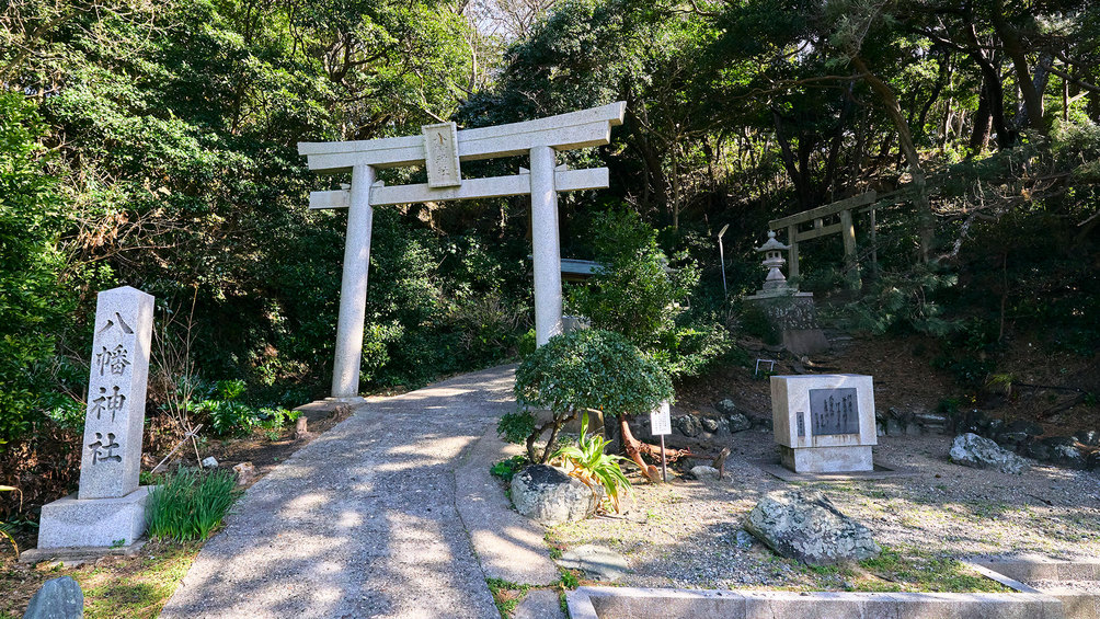 ・【周辺】答志島のすぐ沖合にある八幡神社坂の奥には鳥居が連なります