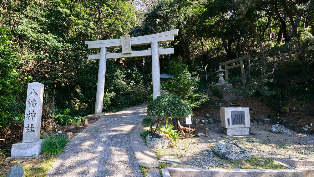 ・【周辺】答志島のすぐ沖合にある八幡神社坂の奥には鳥居が連なります