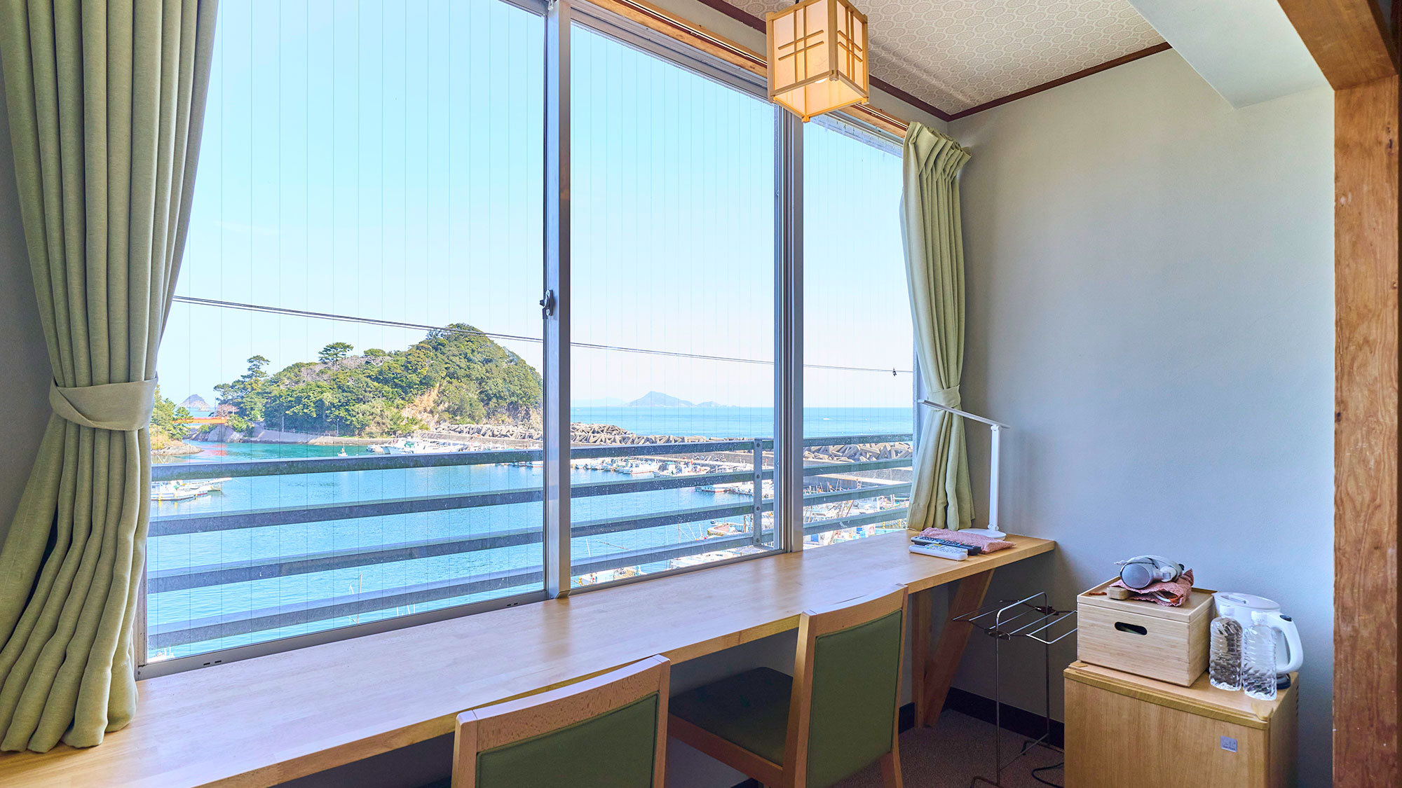 ・【和洋室】窓側にはテーブルスペース海を眺めながらの語らいのひと時を