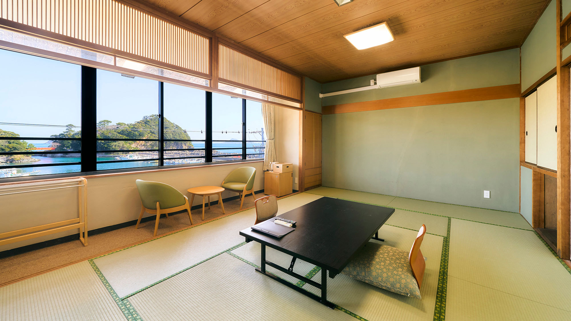 ・【和室12畳】窓からは答志島の海を眺められるお部屋。潮騒を感じながらお過ごしいただけます