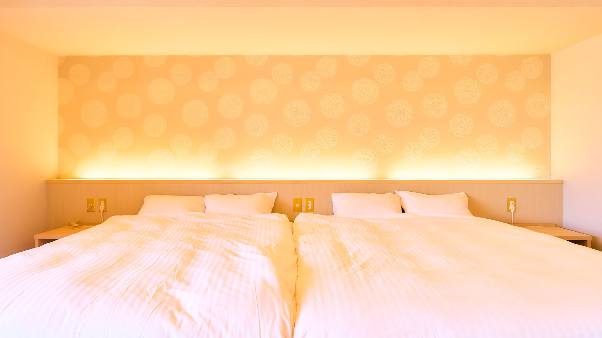 ・【特別室】淡い色合いのベッドルームは枕元にコンセントもご用意