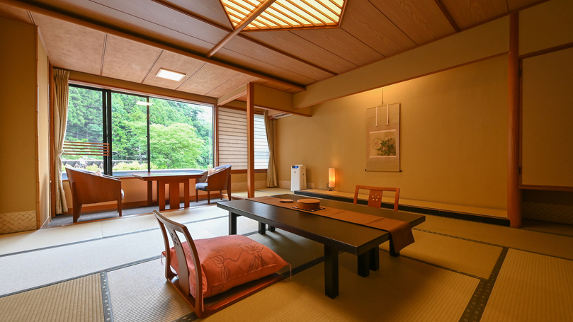 【翆明館和室の一例】川のせせらぎが心地よいお部屋です。