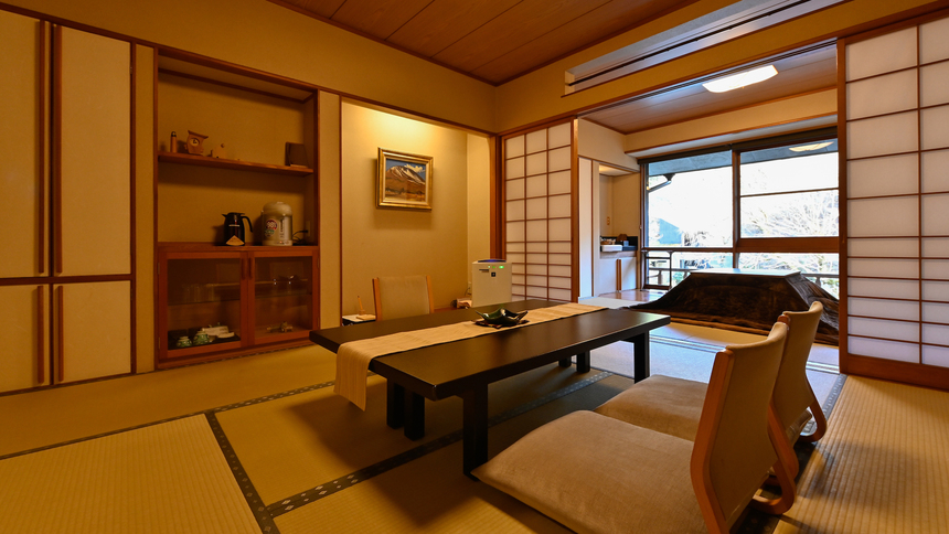 【清風館和室の一例】木のぬくもりとレトロな趣きが人気のお部屋です。