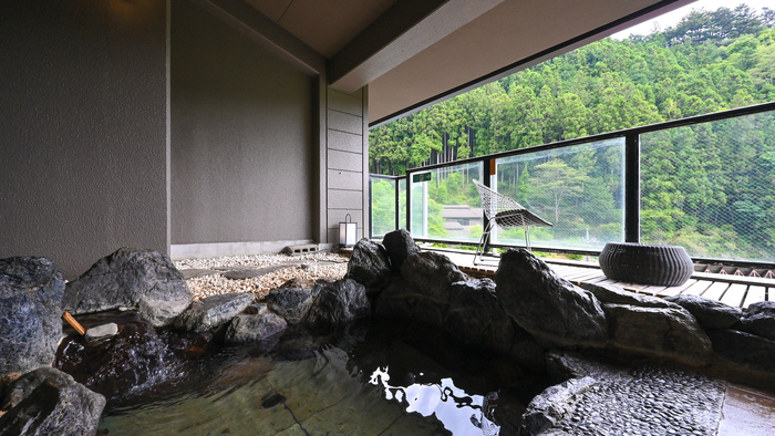 【露天風呂（男性）】展望大浴場には併設して、露天風呂がございます。