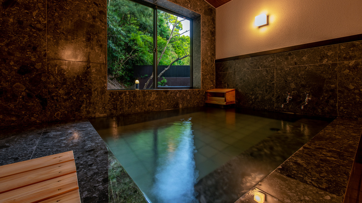 宿泊者様専用個室温泉です。当館の温泉はすべりのよい肌触りでツルッとした泉質が特徴です。
