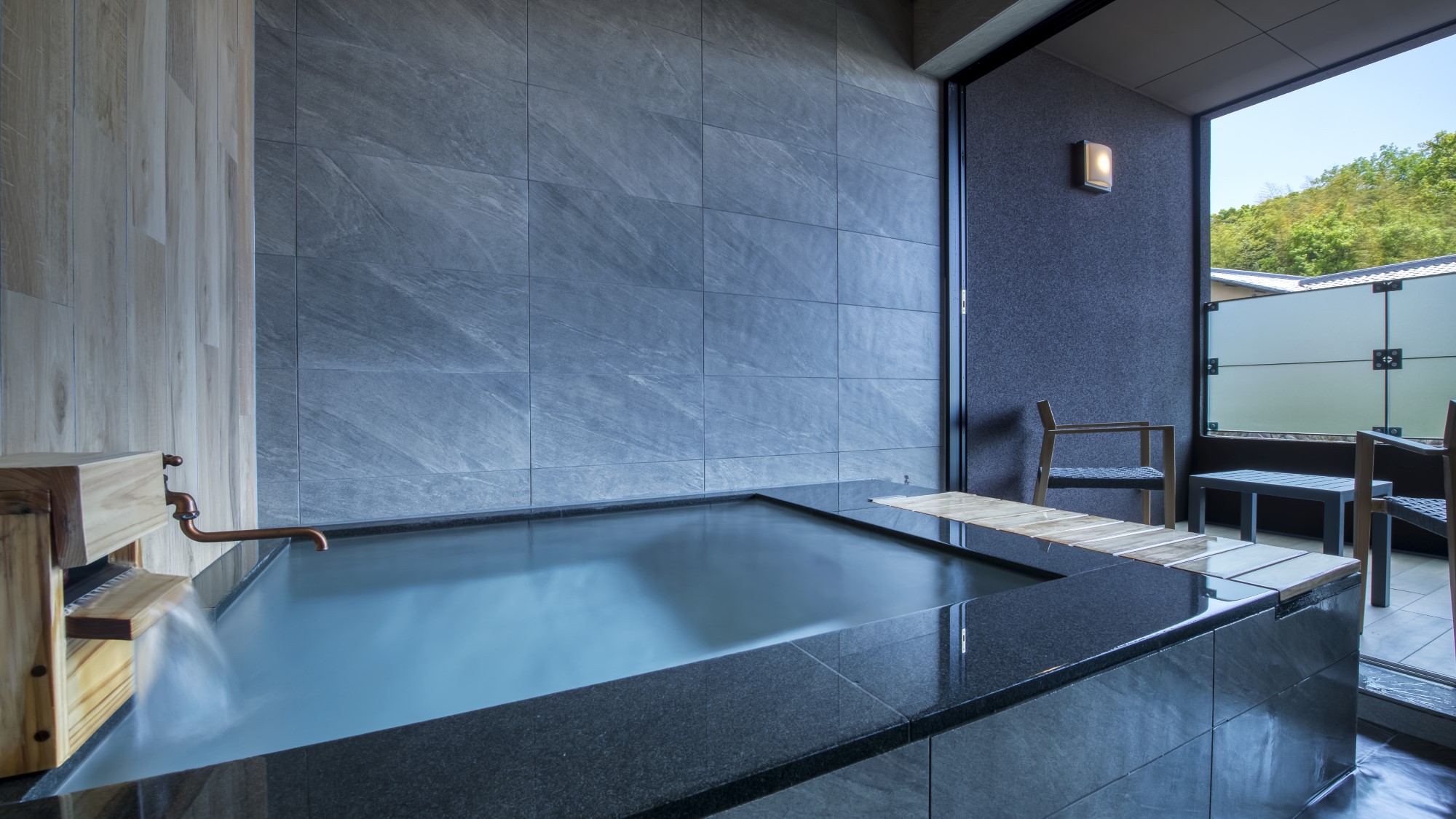 洋モダン〜Executive Type〜当館唯一の半露天風呂がお部屋についている客室タイプです。