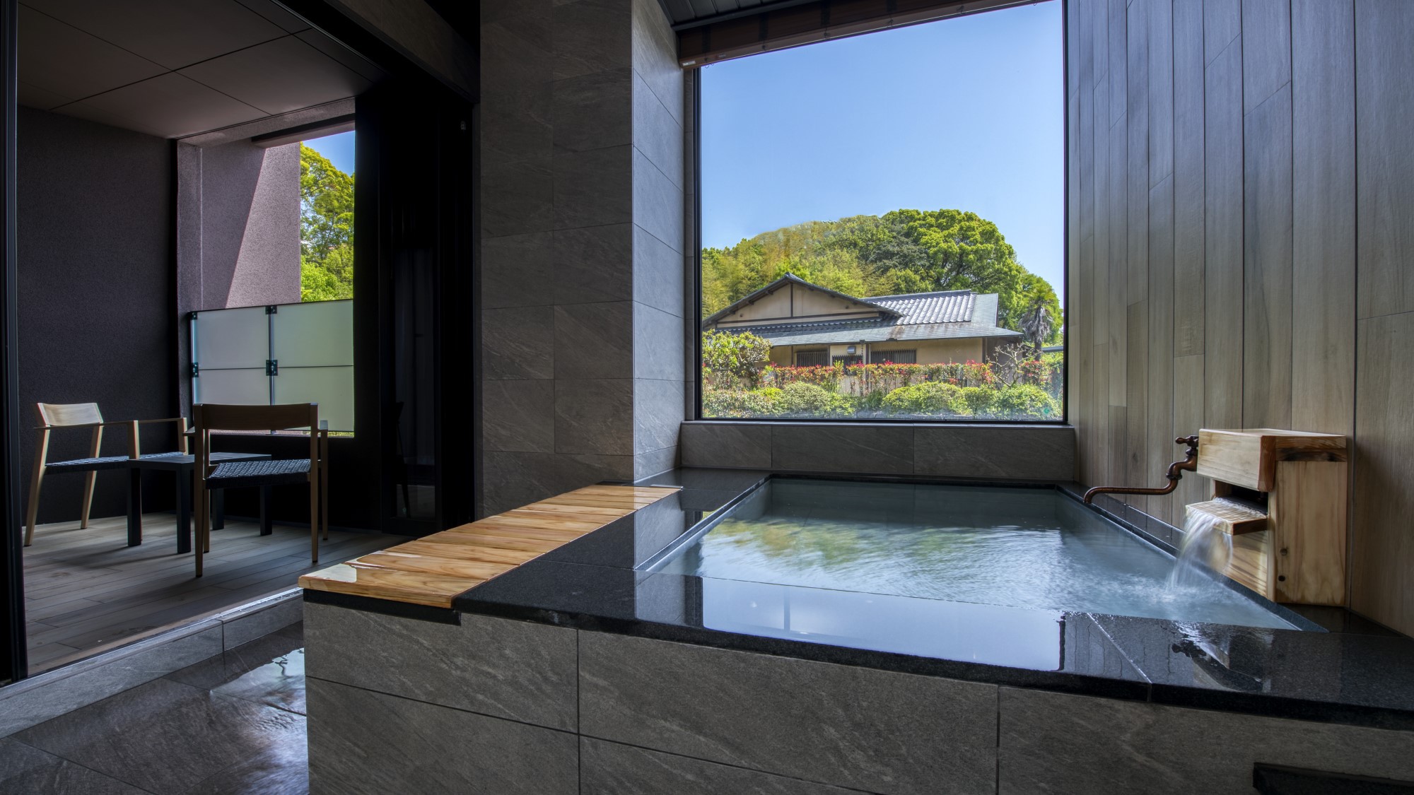 洋モダン〜Executive Type〜天然岩で作られた半露天風呂で源泉掛け流し温泉を満喫。