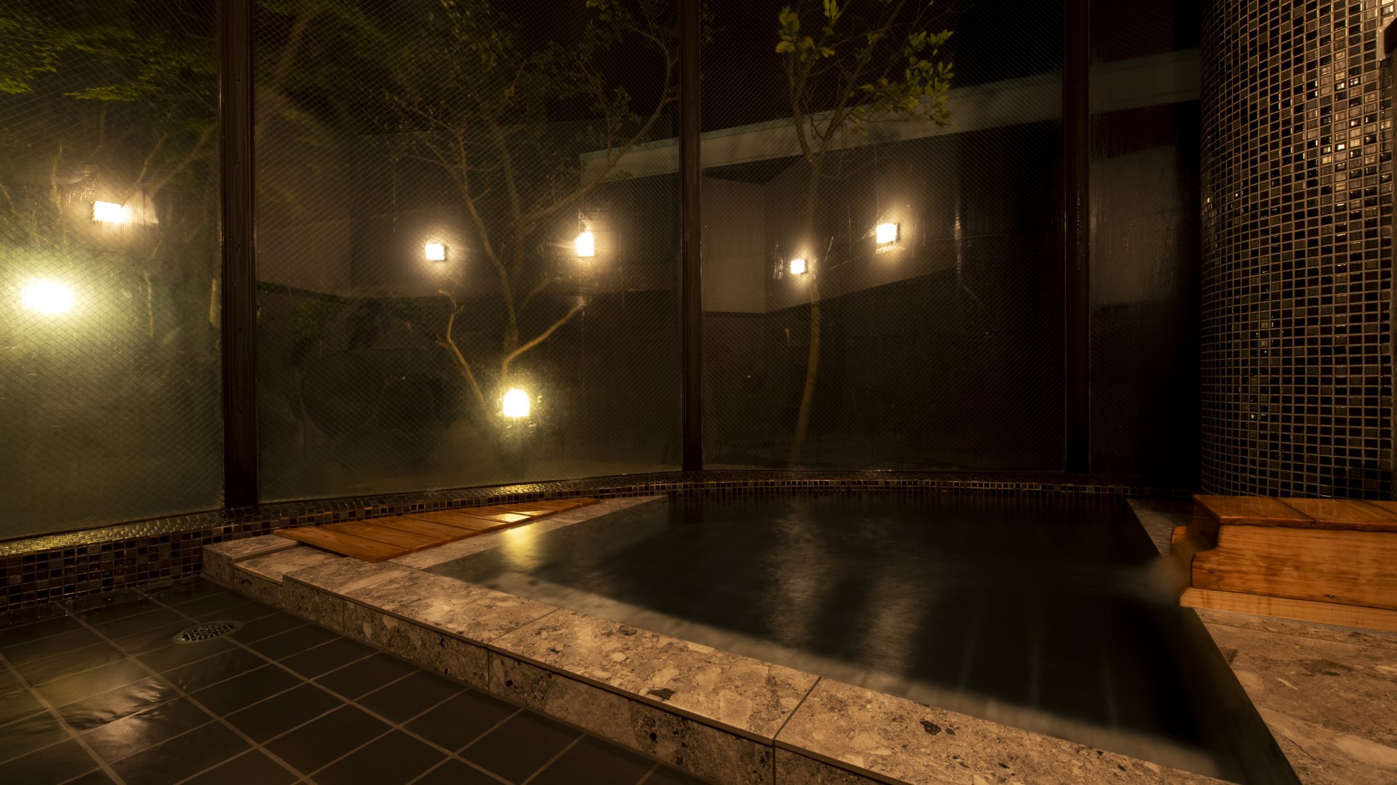 宿泊者様専用個室温泉です。プライベートな空間で源泉掛け流し温泉を心ゆくまでご堪能いただけます。