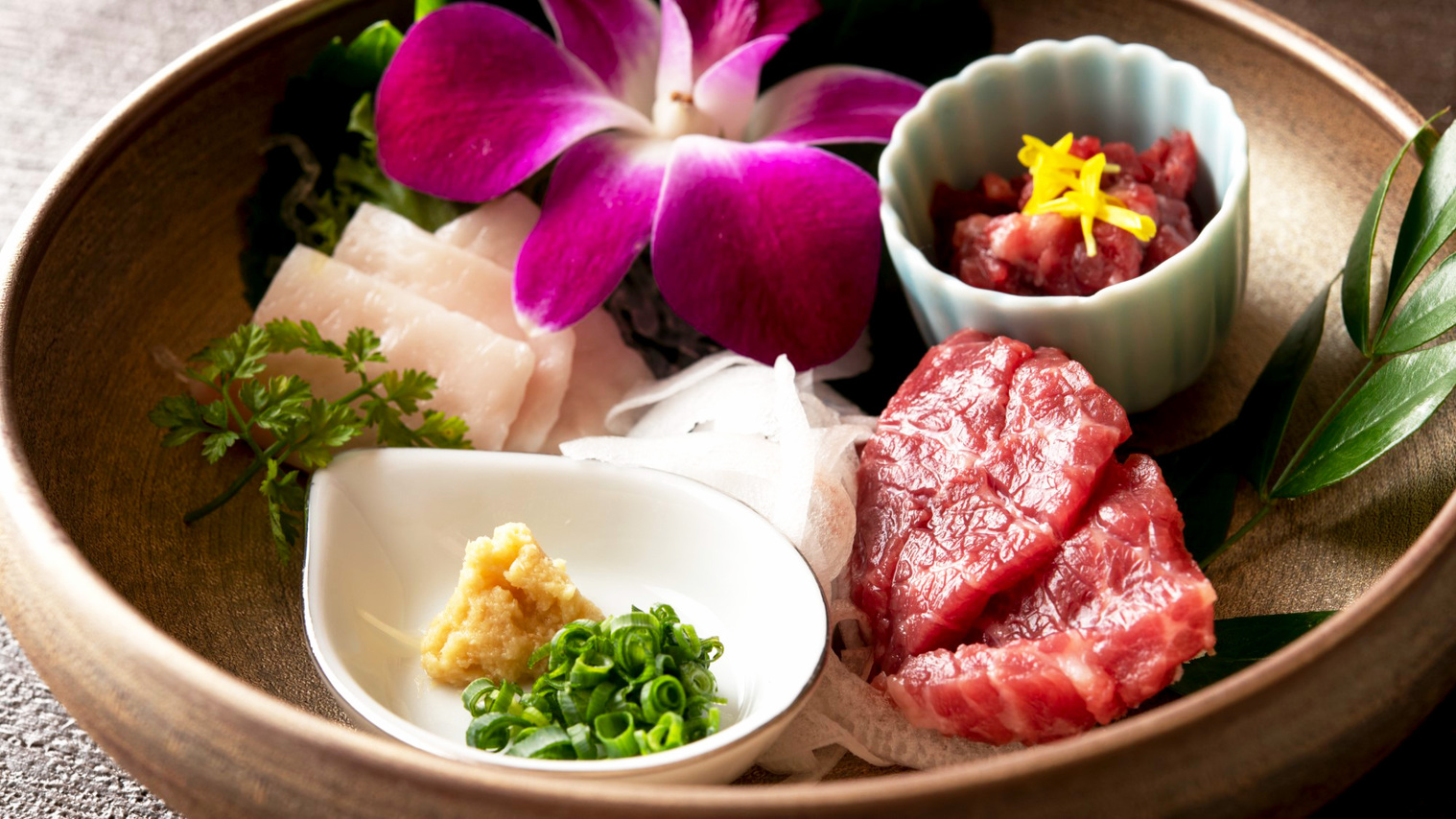 ご夕食一例：熊本の郷土料理や地元の素材をふんだんに使用したお料理をお召し上がりいただけます。