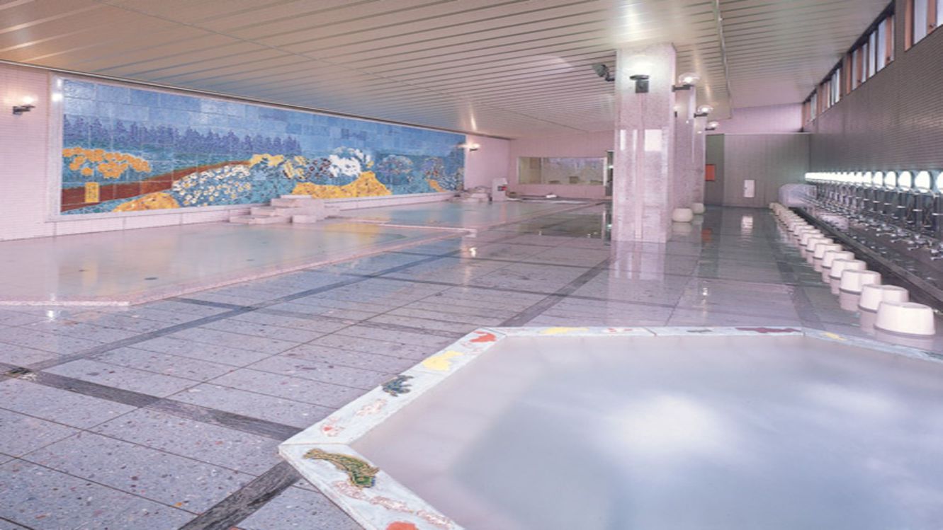 九谷焼陶板作品を一面に配した壁画大浴殿「四季ノ花園」