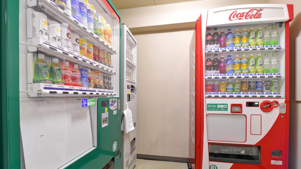 *館内／自販機コーナー。ソフトドリンクとお酒を販売中。