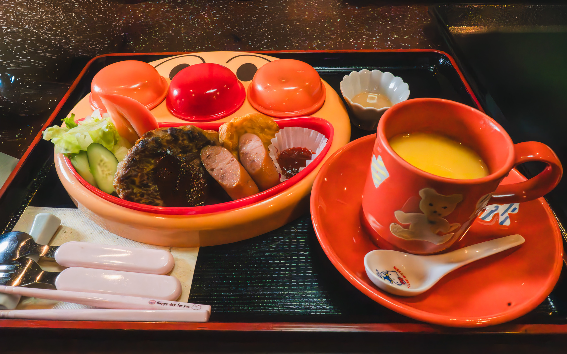 料理一例キャラクタープレートランチ