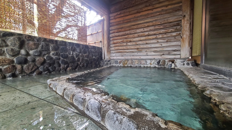 落合温泉の湯女湯露天風呂も源泉かけ流し。爽やかな津軽の風に吹かれながら…;