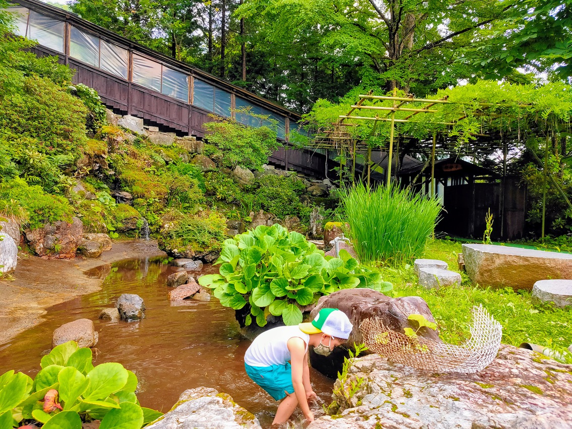 施設内の池でイワナのつかみ取り体験♪（夏季限定）