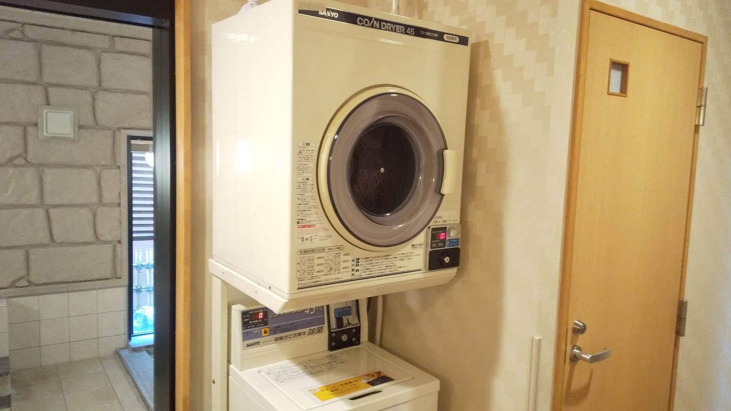 女性大浴場内コインランドリー（１台）洗濯機200円／回・乾燥機100円／30分