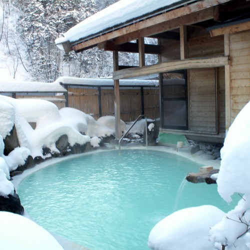 外は氷点下！とっても寒いですが、冬ならではの雪見風呂♪