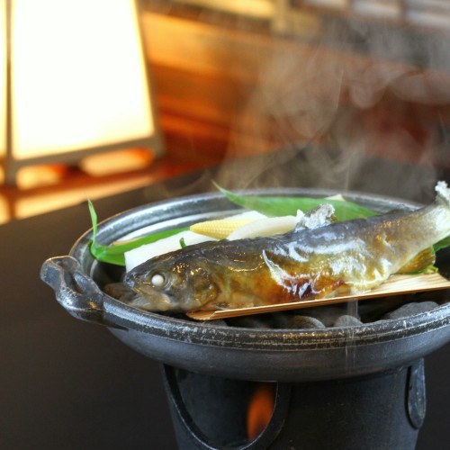 お席で蒸し上げる「岩魚塩焼き蒸し」ホカホカ蒸したてをお召し上がりくださいませ（一例）