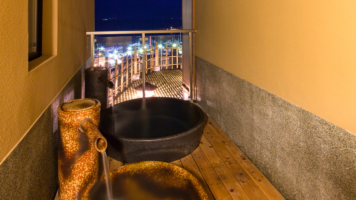 陶器の湯舟が２つある屋上貸切露天「大島」初島や大島、熱海の海を見ながらご入浴をお楽しみいただけます。