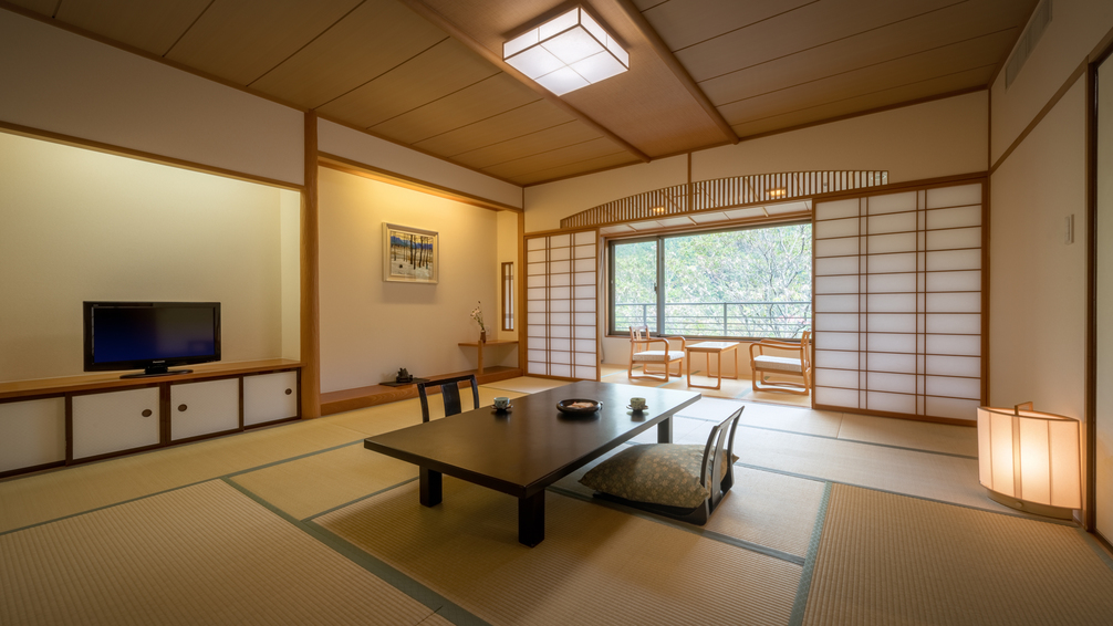 和室。日本の伝統的な建築様式の数寄屋造りで、イ草の香りに包まれながらまったりと お過ごしください。