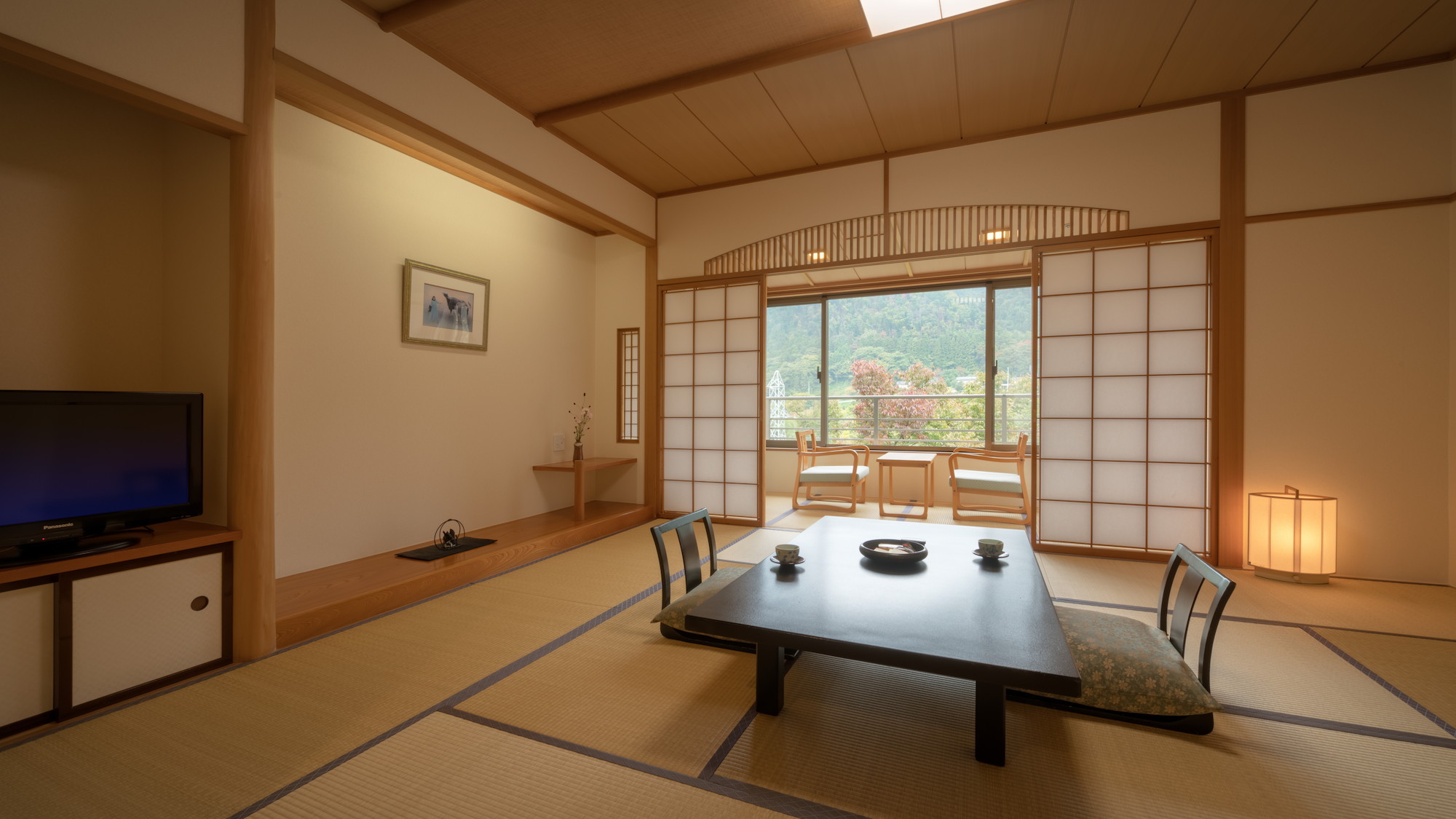 和室。日本の伝統的な建築様式の数寄屋造りで、イ草の香りに包まれながらまったりと お過ごしください。